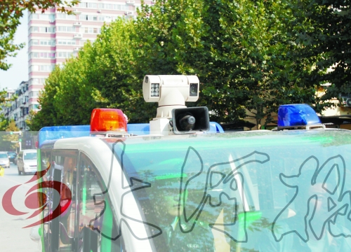 巡查車車頂裝有360度攝像頭,對路面違章停車行為抓拍取證。