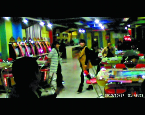 每臺(tái)賭博機(jī)跟前都有一個(gè)專門(mén)的工作人員服務(wù)(非正常拍攝) 每臺(tái)賭博機(jī)跟前都有一個(gè)專門(mén)的工作人員服務(wù)(非正常拍攝)