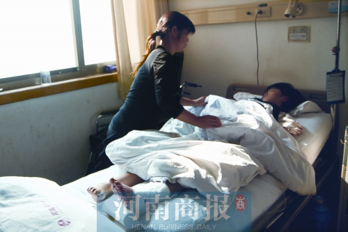 14歲的小美躺在病床上，左腿摔傷的部位還纏著繃帶