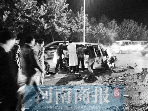 慘劇現(xiàn)場(chǎng)，眾人紛紛上前施救，有人拉住變形的車門，為傷者爭(zhēng)取救援時(shí)間