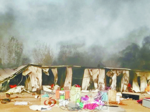 火勢(shì)蔓延前村民從屋內(nèi)搬出的冰箱、桌子等物品