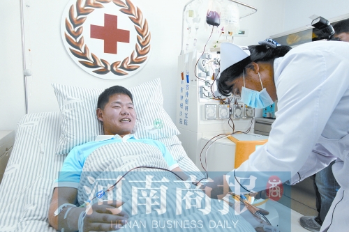 劉凱正捐獻“生命種子” 記者 鄧萬里/攝 劉凱正捐獻“生命種子” 記者 鄧萬里/攝