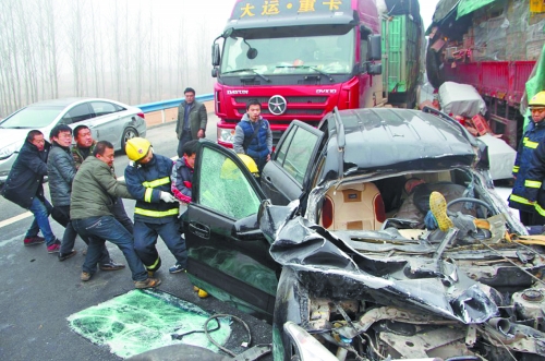 現(xiàn)場(chǎng)慘不忍睹，眾人合力施救。