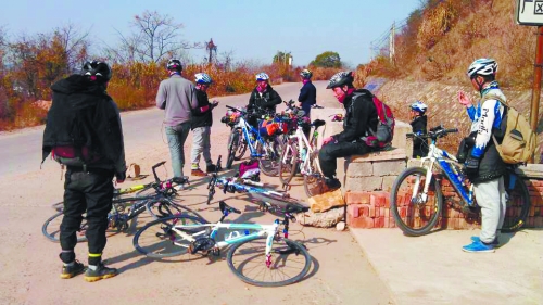 1月21日，他們路過湖南中路鋪鎮(zhèn)，在路邊短暫休息。