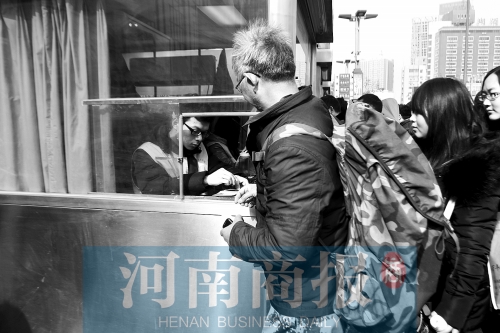 趙俊方在鄭州火車站進站，準備前往甘肅災區(qū)和災民一起過春節(jié)。記者 唐韜/攝