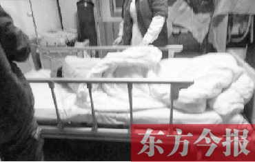 昨日凌晨，鄭州市金水區(qū)總醫(yī)院，鄭州電臺(tái)主持人張明救助的輕生女在接受搶救
