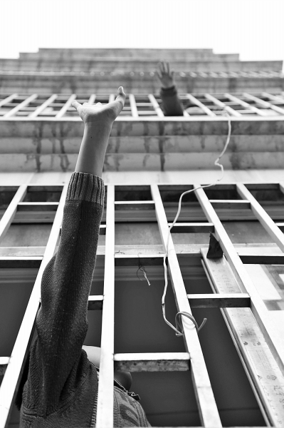 聽(tīng)到聲音小哥倆就在窗戶(hù)邊集合，不聚不散。