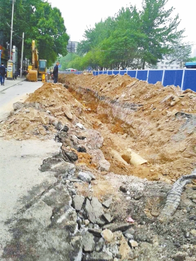 文化路大修改造工程，目前西半幅圍擋已基本鋪設(shè)到位。