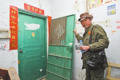 鄭州一家屬院遭強(qiáng)制“開(kāi)發(fā)” 業(yè)主被“斷電拆門(mén)”