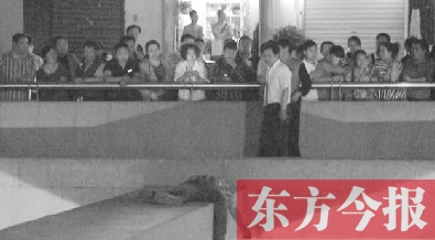 男子身躺橫梁邊緣 男子身躺橫梁邊緣