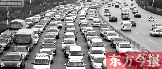 21日，鄭州市中州大道，大量擁堵的汽車將寬寬的道路變成“停車場”