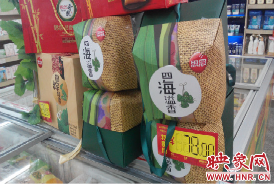 今年商場(chǎng)里的散裝、袋裝粽子多了，盒裝粽子的售價(jià)也更加親民。
