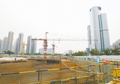 中州大道與金水東路東北角，正在建一座大型停車場(chǎng)。