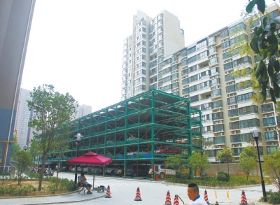商城路與英協(xié)路交叉口附近的濱河綠苑小區(qū)內(nèi)，剛剛建好一個(gè)立體停車場(chǎng)。