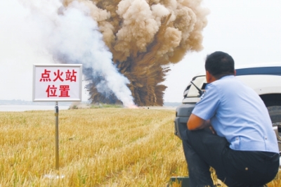 民警點(diǎn)火，引爆爆炸物品。