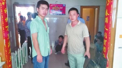 在吳文舉老師的幫助下，王強強（左）從傳銷窩點成功脫險。