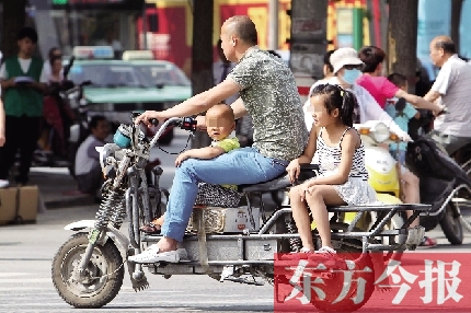 這樣帶著孩子，一個剎車，孩子就有可能摔下車