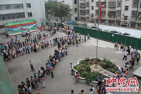 報名現(xiàn)場從一大早便已排起了長龍。