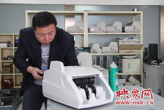 陸涌每天的工作就是和機器“談心”、發(fā)現故障、修好它們。