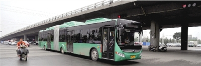 昨日上午，一輛B3快速公交測(cè)試車行駛在西三環(huán)的線路上。