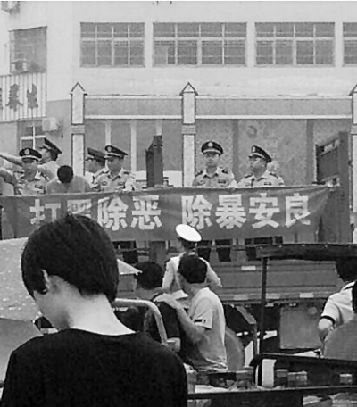 固始縣警方用敞篷卡車押運嫌犯引來眾人駐足圍觀 固始縣警方用敞篷卡車押運嫌犯引來眾人駐足圍觀