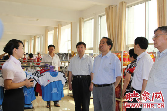 與會領(lǐng)導實地考察林州基層慈善組織建設(shè)情況