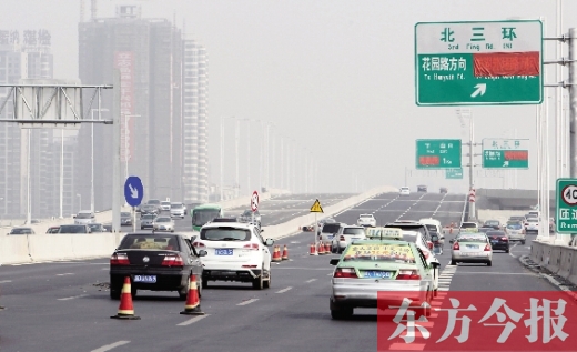 昨日，鄭州市北三環(huán)高架橋上，指向國基路方向的指示路牌還用紅布擋著