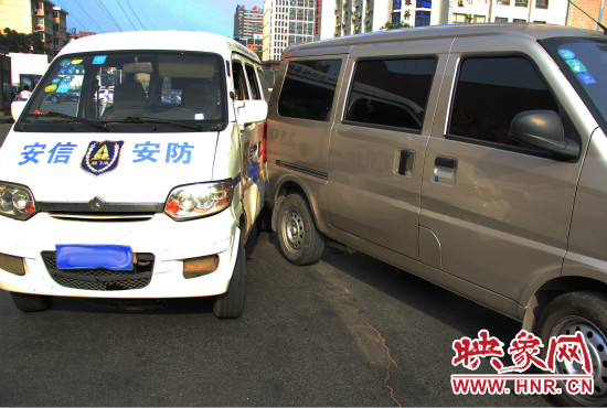 兩輛面包車也被牽連。