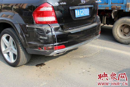 無辜奔馳越野車殘被追尾。