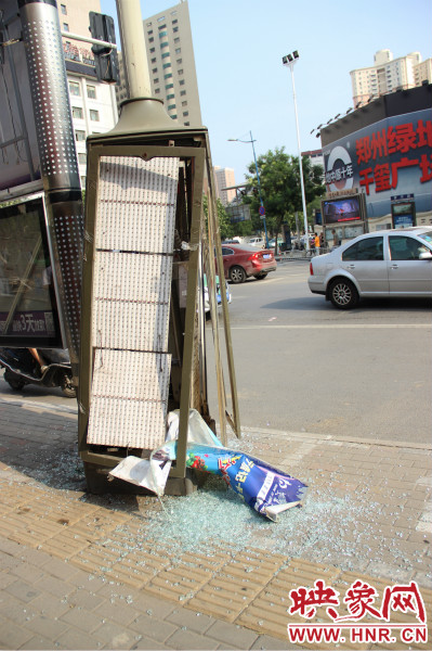 路旁的路燈箱已經(jīng)被肇事車輛撞碎。