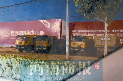 昨夜，記者發(fā)現(xiàn)一些工地外，渣土車們正在“休息”記者 鄧萬里/攝