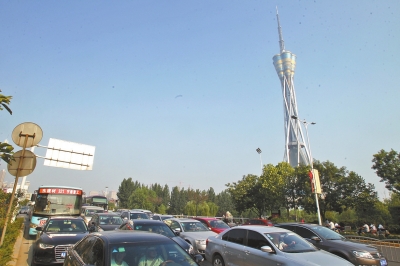 航海路中原福塔門前調(diào)頭口被封閉，等待左轉(zhuǎn)調(diào)頭的車輛排起長隊。