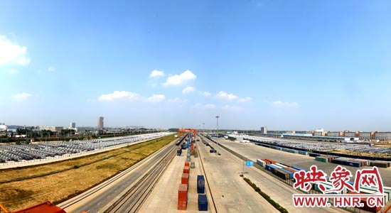 鄭州鐵路集裝箱中心站內(nèi)，滿載貨物的國際班列從這里開出。段晉哲/攝