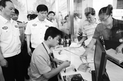 網(wǎng)上預(yù)約辦證大大節(jié)省了排隊(duì)與等候時間