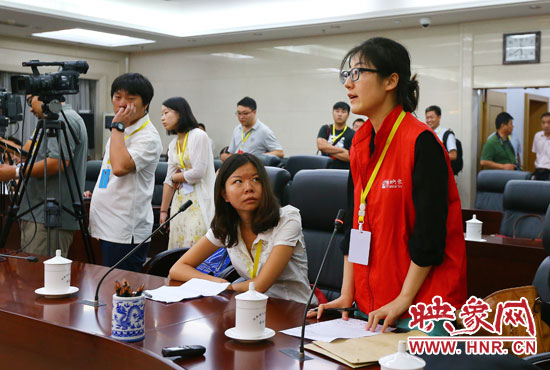 映象網(wǎng)記者就網(wǎng)友關(guān)心熱點(diǎn)問(wèn)題向省教育廳副廳長(zhǎng)尹洪斌提問(wèn)。