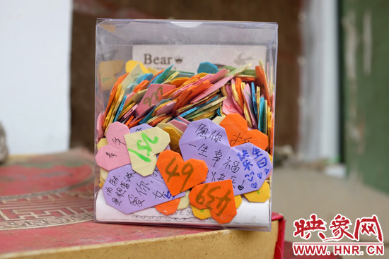 王書佳的床邊放著一個(gè)玻璃瓶子，里面是521顆紙心，是生日的時(shí)候同宿舍的朋友送給她的。