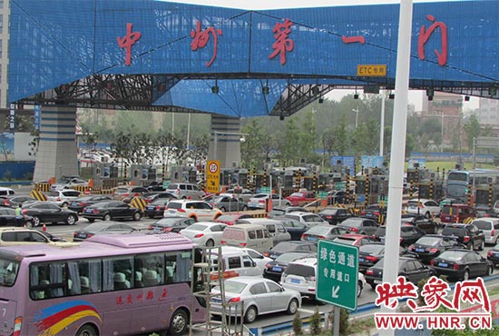 鄭州機(jī)場(chǎng)收費(fèi)站口（中州第一門(mén)）車(chē)輛排隊(duì)擁堵情況嚴(yán)重。