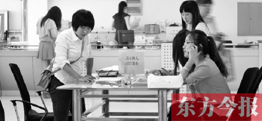 行政審批“瘦身”，不僅提高了行政效率，節(jié)約了行政資源，而且最大限度地方便了群眾