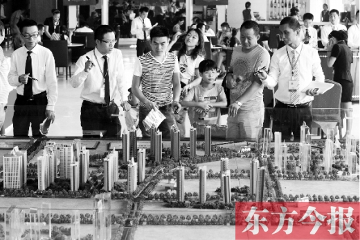 昨天上午，在鄭州市區(qū)一售樓部內(nèi)，看房的顧客比平時(shí)多了不少