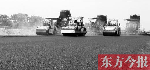 鄭州通航試驗區(qū)上街機場的改擴建工程正在緊張施工，寬闊的跑道已經(jīng)基本竣工