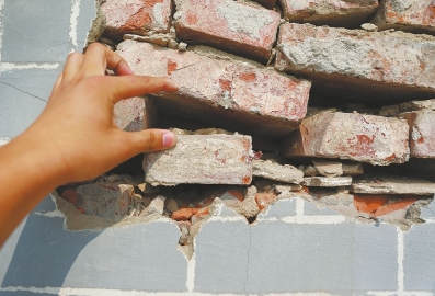 洛陽一4層危樓直立丁字路口 行人路過心膽顫 洛陽一4層危樓直立丁字路口 行人路過心膽顫