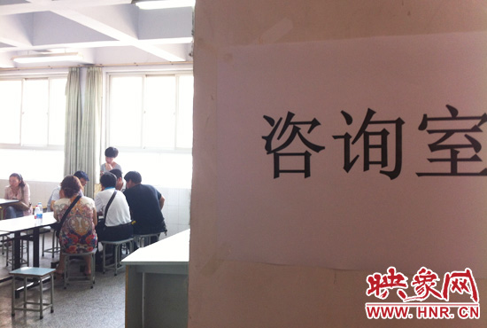 在金水區(qū)教體局設(shè)立的“復(fù)議”現(xiàn)場，家長們提出了各式各樣的問題。