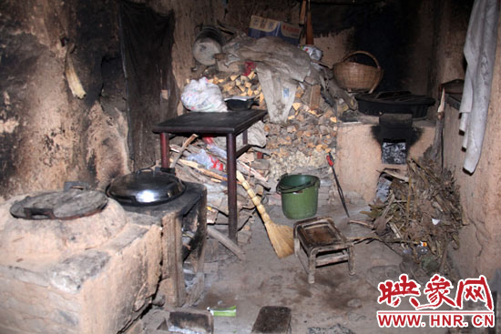 李娜家做飯的地方,就在土坯房的門口,夏天屋里跟燒炕一樣。
