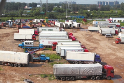 抓賭前，處警民警就藏身在這些廂式貨車內(nèi)。