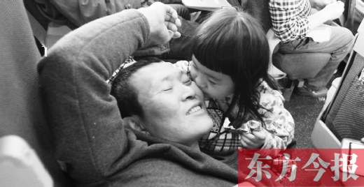 女兒嘟嘟不時(shí)的親吻是他最好的“鎮(zhèn)痛藥”。
