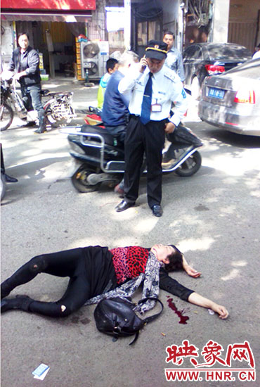 一名老年人當(dāng)場昏迷。