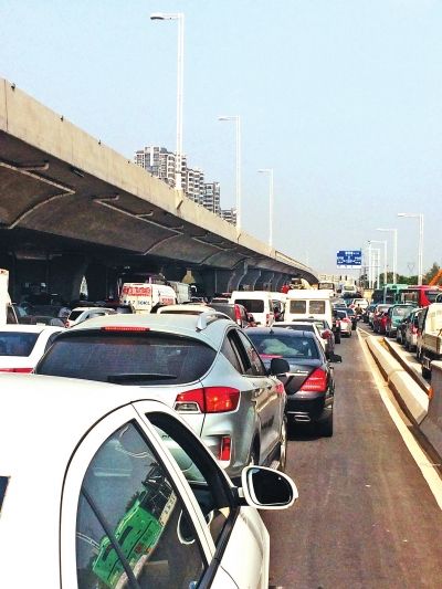 因塌方，中原路西三環(huán)交叉口附近擁堵嚴(yán)重