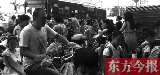 9月4日下午，文化路一小附近，大批陪讀家長接孩子。