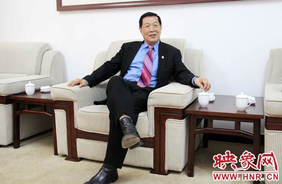 以精湛讀到的刑偵鑒識(shí)技術(shù)享譽(yù)國(guó)際的李昌鈺博士，被譽(yù)為“當(dāng)代福爾摩斯”。