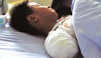 被黑熊咬掉右胳膊后，他忍著痛沒哭；術(shù)后躺在病床上，他沒哭。